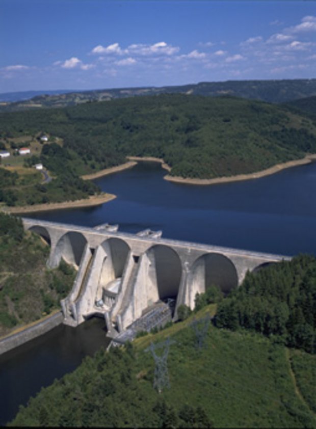 Photo aérienne du barrage de Grandval dans le Cantal