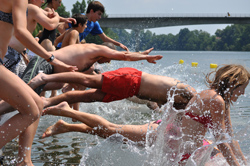 Le grand plongeon dans les rivières